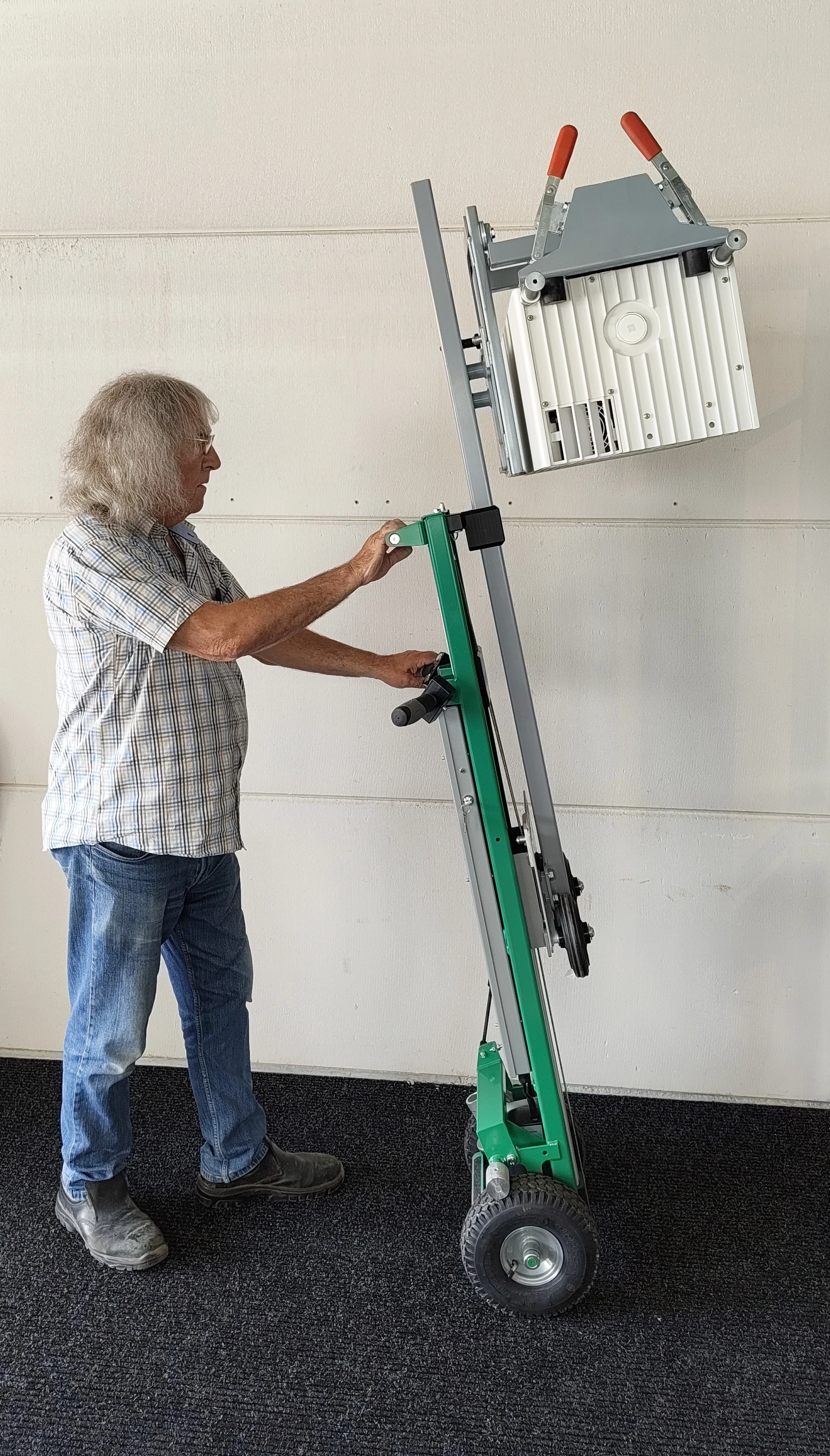 SIGenStack SIGenergy Home Battery lifting system Tiller®-liftmobile LM160HB